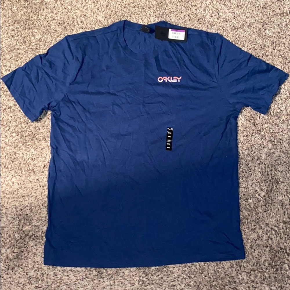 2 OAKLEY T-shirts